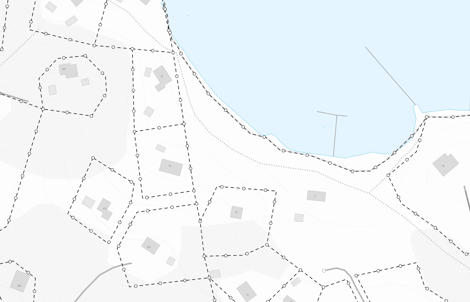 Fastighetsgränser med byggnader och vatten